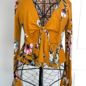 Flower and Ruffle Crop Top✨🌺